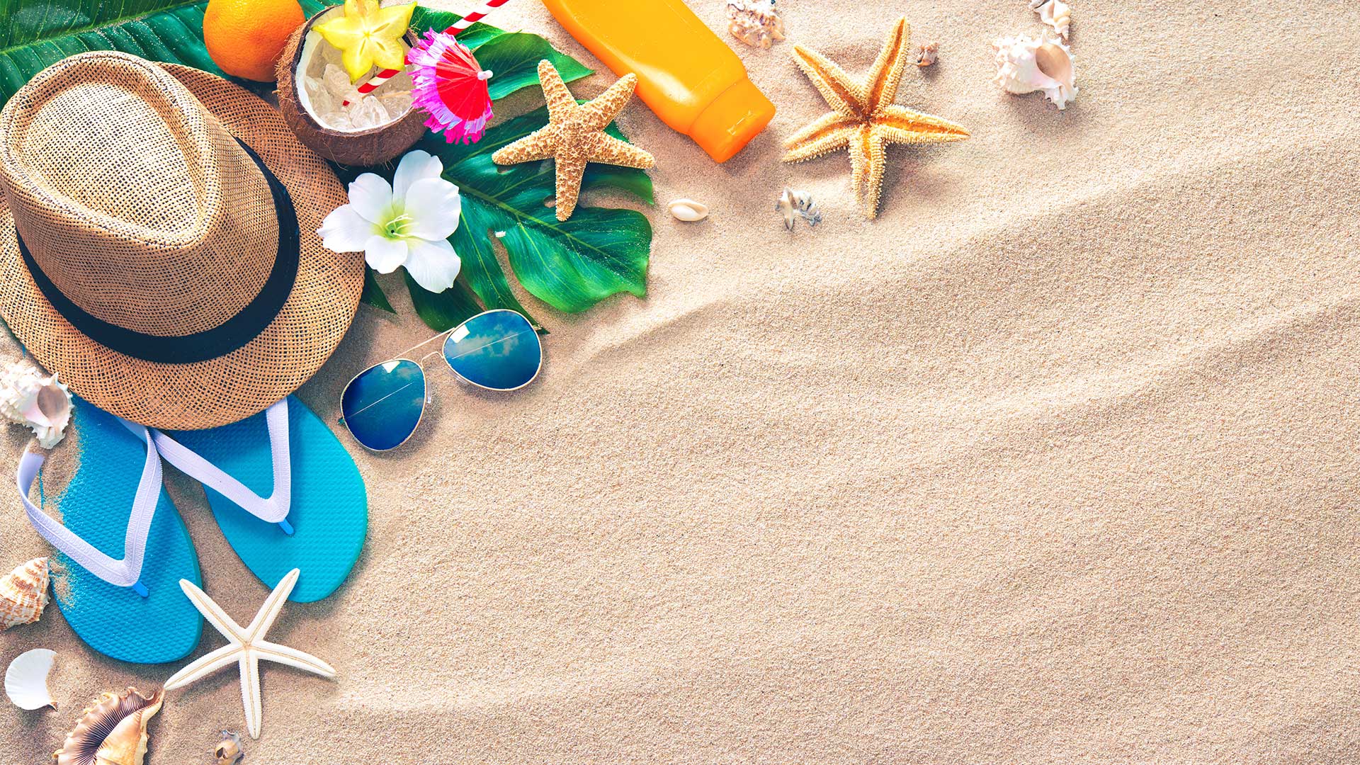 Sandstrand mit Hut, Seesternen und Muscheln